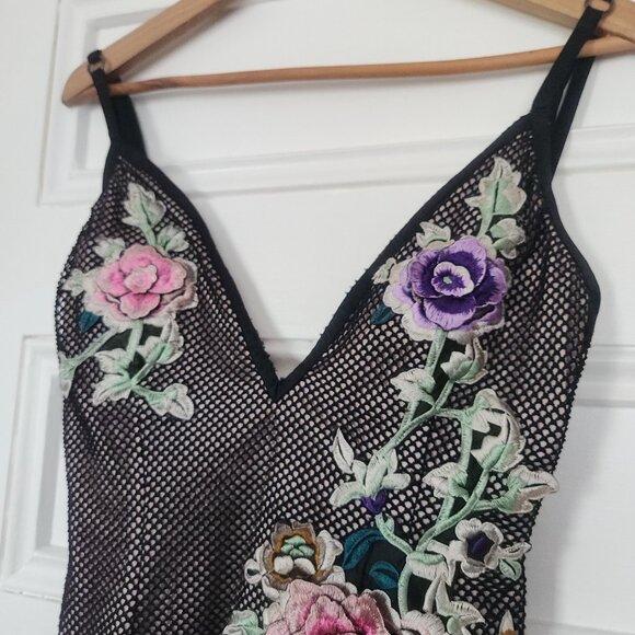 Unique Vintage-style Embroidered Bodycon V-neck mesh dress - Picture 2 of 16